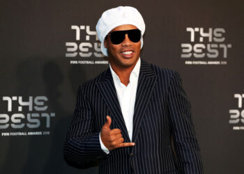 Ronaldinho Gaúcho faz carpintaria e decora horários de voos para o Rio de Janeiro (Crédito: Getty Images)