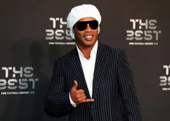 Ronaldinho Gaúcho faz carpintaria e decora horários de voos para o Rio de Janeiro (Crédito: Getty Images)