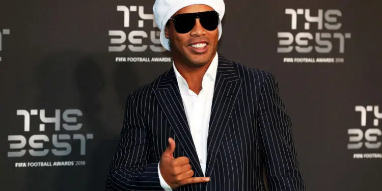 Ronaldinho Gaúcho faz carpintaria e decora horários de voos para o Rio de Janeiro (Crédito: Getty Images)