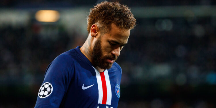 Neymar com a camisa do PSG (Crédito: GettyImages)