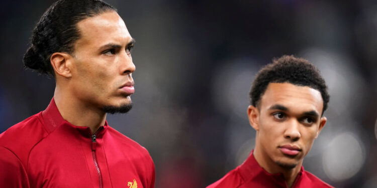 Zagueiro holandês ao lado de Trent Alexander-Arnold (Crédito: GettyImages)