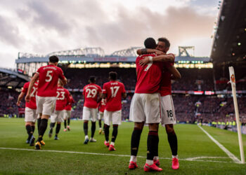 Martial comemorando o gol ao lado de seus companheiros (Crédito: GettyImages)