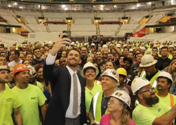 Astro dos Cavs doa R$ 480 mil a funcionários sem trabalho por suspensão da temporada da NBA (Crédito: Intagram/ Kevin Love)