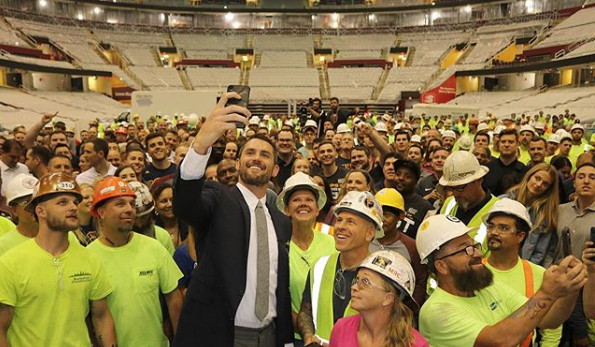 Astro dos Cavs doa R$ 480 mil a funcionários sem trabalho por suspensão da temporada da NBA (Crédito: Intagram/ Kevin Love)