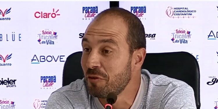 Treinador do Paraná surpreendeu a todos ao se pronunciar sobre o que está acontecendo no país (Crédito: Transmissão)