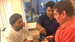 Ronaldinho Gaúcho e Assis, seu irmão, são presos no Paraguai (Crédito: Fiscália Paraguay)