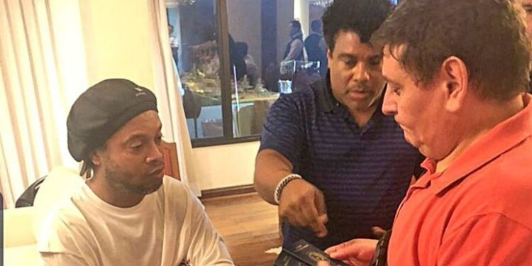 Ronaldinho Gaúcho e Assis, seu irmão, são presos no Paraguai (Crédito: Fiscália Paraguay)