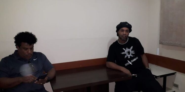 Ronaldinho Gaúcho segue preso na penitenciária de Assunção, no Paraguai (Crédito: Transmissão/OGlobo)