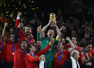 Casillas foi o capitão que levantou a taça na Copa do Mundo de 2010 (Crédito: Getty Images)