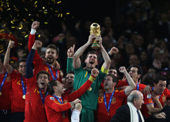 Casillas foi o capitão que levantou a taça na Copa do Mundo de 2010 (Crédito: Getty Images)