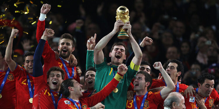 Casillas foi o capitão que levantou a taça na Copa do Mundo de 2010 (Crédito: Getty Images)