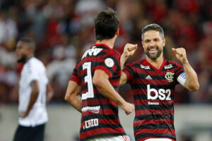 Diego comemorando ao lado de Rodrigo Caio (Crédito: GettyImages)