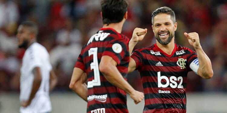 Diego comemorando ao lado de Rodrigo Caio (Crédito: GettyImages)