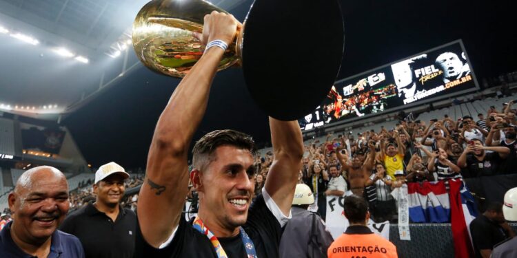 Danilo Avelar levanta taça do Paulistão (Crédito: Ms+Sports)