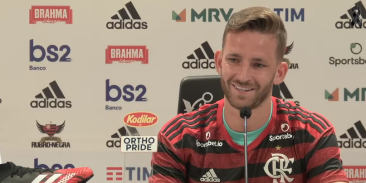 Sem receber pagamentos dos patrocinadores, Flamengo atrasa valores por Léo Pereira (Crédito: Transmissão TV FLA)