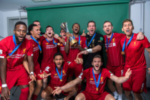 Nova camisa do Liverpool com patch do Mundial de Clubes, golas e mangas verdes, vaza nas redes sociais (Crédito: GettyImages)