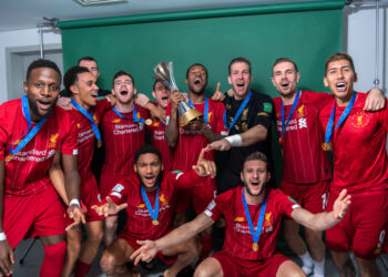 Nova camisa do Liverpool com patch do Mundial de Clubes, golas e mangas verdes, vaza nas redes sociais (Crédito: GettyImages)