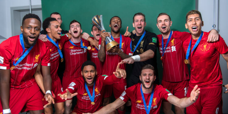 Nova camisa do Liverpool com patch do Mundial de Clubes, golas e mangas verdes, vaza nas redes sociais (Crédito: GettyImages)
