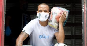 Patric, do Sport, auxilia em trabalho voluntário (Crédito: Igor Cysneiros/Divulgação)