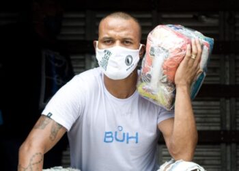 Patric, do Sport, auxilia em trabalho voluntário (Crédito: Igor Cysneiros/Divulgação)