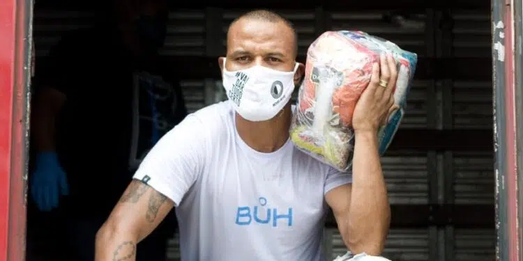 Patric, do Sport, auxilia em trabalho voluntário (Crédito: Igor Cysneiros/Divulgação)