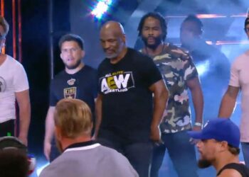 Escoltado por ex-campeões do UFC, Mike Tyson “invade” ringue e promove tumulto (Crédito: Twitter)