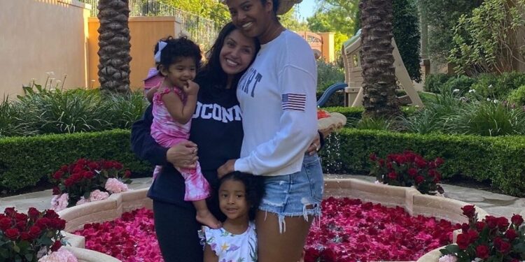 Vanessa Bryant compartilhou os primeiros passos da filha (Crédito: Instagram)