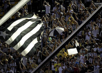 Botafogo afasta dois de seus jogadores após atletas serem flagrados em jogo de futebol (Crédito: GettyImages)
