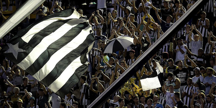 Botafogo afasta dois de seus jogadores após atletas serem flagrados em jogo de futebol (Crédito: GettyImages)