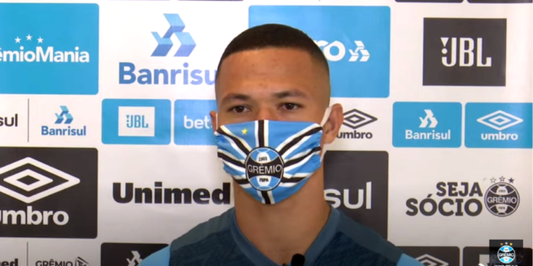 Grêmio anuncia a renovação do meio-campista Darlan até o fim de 2023 (Crédito: Transmissão Grêmio FBPA)