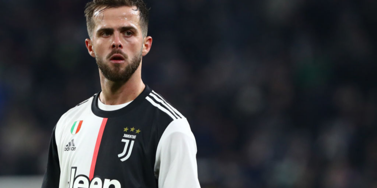 Pjanic em ação com a camisa da Juventus (Crédito: GettyImages)