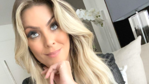 Após repercussão de foto sem máscara, Renata Fan se irrita com comentários e dispara (Crédito: Instagram)
