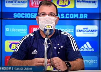 Enderson chegou ao Cruzeiro em 2020 para comandar o clube na Série B (Crédito: Transmissão Youtube Cruzeiro Esporte Clube)