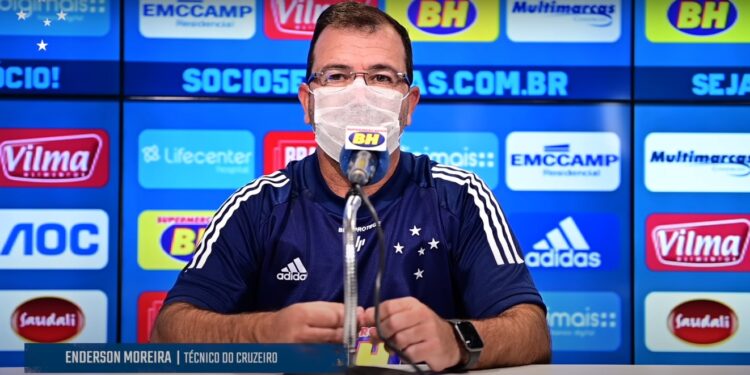 Enderson chegou ao Cruzeiro em 2020 para comandar o clube na Série B (Crédito: Transmissão Youtube Cruzeiro Esporte Clube)