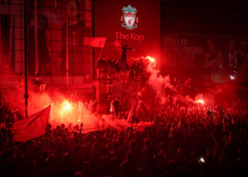 Torcida do Liverpool invade entrada do Anfield para comemorar o título (Crédito: GettyImages)