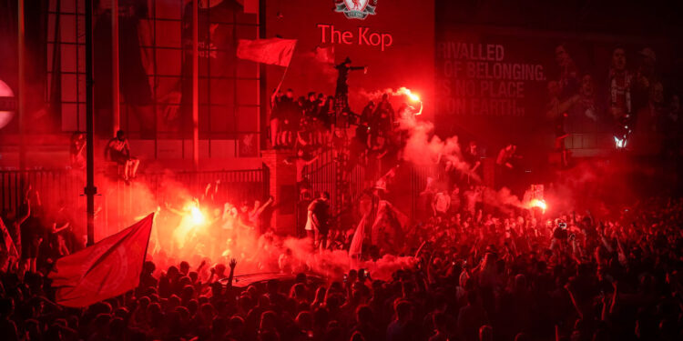 Torcida do Liverpool invade entrada do Anfield para comemorar o título (Crédito: GettyImages)