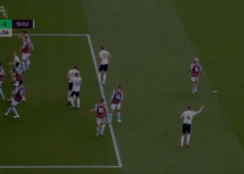 Polêmica com a linha do gol marca volta da Premier League (Crédito: Transmissão ESPN Brasil)