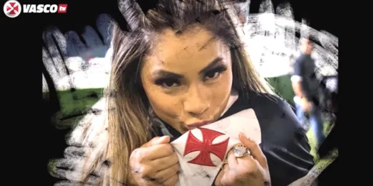 No aniversário do Vasco, clube escolhe cantora Lexa para ser apesentadora da live (Crédito: Transmissão Vasco TV)