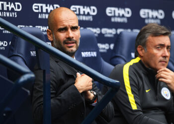 Pep Guardiola ao lado de Domènec Torrent (Crédito: GettyImages)