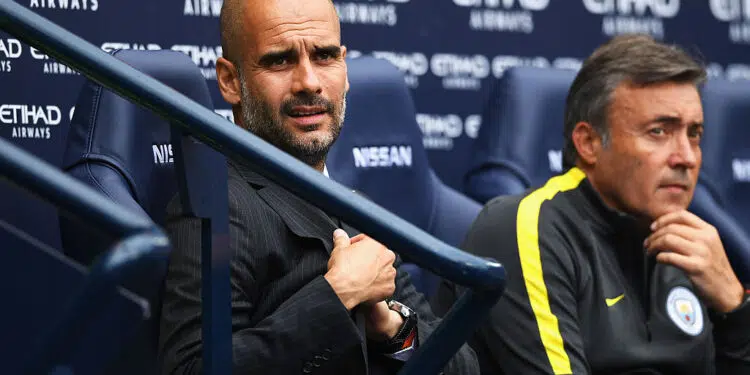 Pep Guardiola ao lado de Domènec Torrent (Crédito: GettyImages)