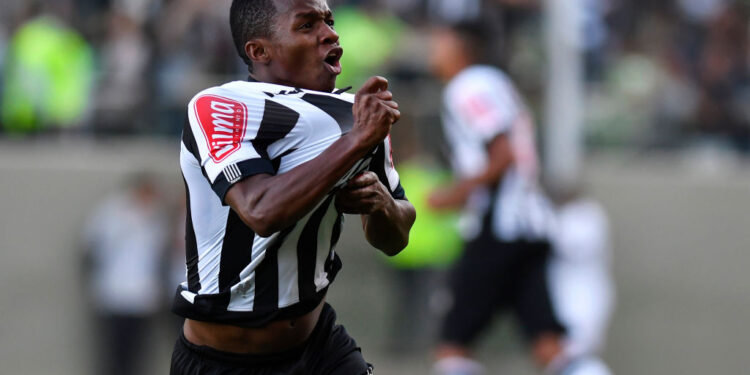 Cazares comemorando gol com a camisa do Atlético Mineiro (Crédito: GettyImages)
