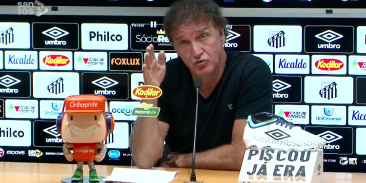 Cuca, técnico do Santos (Crédito: Transmissão Santos TV)