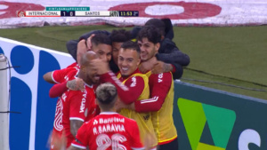 Em jogo com gol anulado após uso do VAR, Internacional vence o Santos por 2 a 0 com direito a golaço no Brasileirão! (Crédito: Transmissão Premiere)