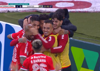 Em jogo com gol anulado após uso do VAR, Internacional vence o Santos por 2 a 0 com direito a golaço no Brasileirão! (Crédito: Transmissão Premiere)