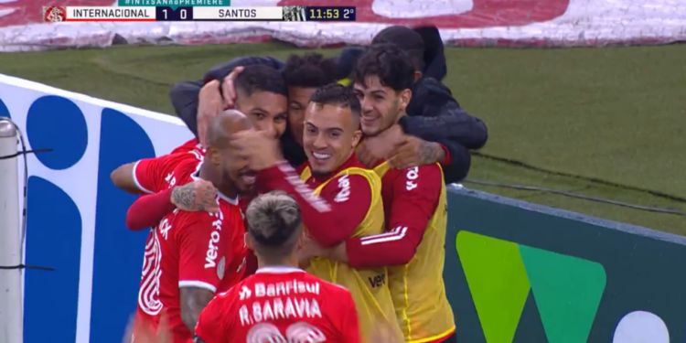 Em jogo com gol anulado após uso do VAR, Internacional vence o Santos por 2 a 0 com direito a golaço no Brasileirão! (Crédito: Transmissão Premiere)