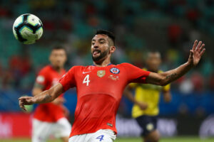 Isla surge como possível substituto de Rafinha (Crédito: GettyImages)
