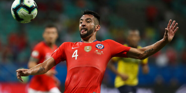 Isla surge como possível substituto de Rafinha (Crédito: GettyImages)