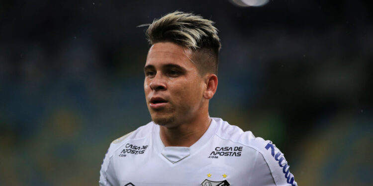 Soteldo em ação com a camisa do Santos (Crédito: GettyImages)