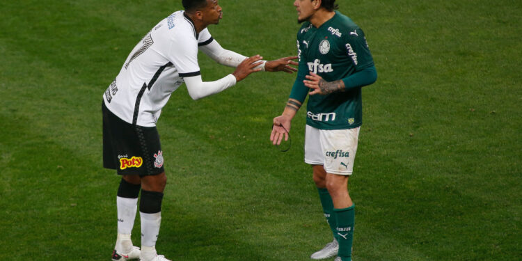 Gustavo Gómez protagonizou um lance polêmico com Jô! (Crédito: GettyImages)