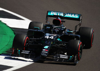 Hamilton lidera Mercedes no segundo treino livre para o GP de 70 anos da Fórmula 1 (Crédito: GettyImages)